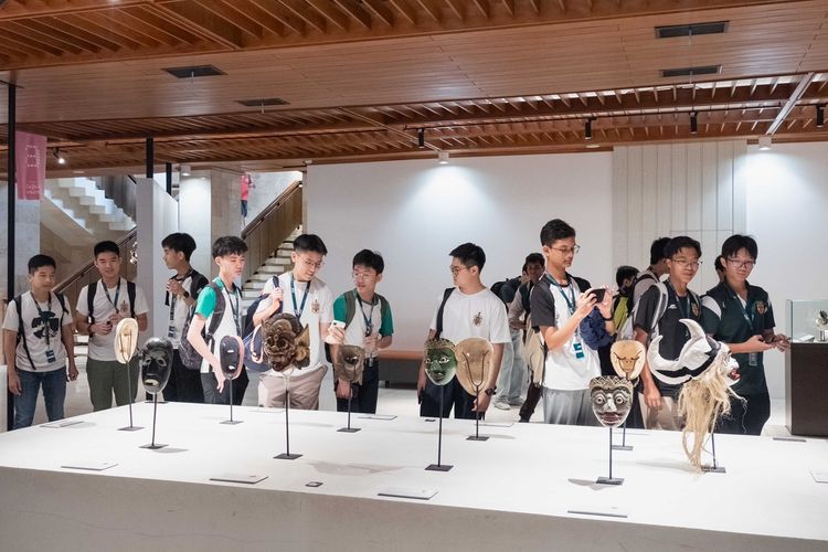 Melalui program Beyond Borders: Immersing Rafflesians in Indonesia for Global Leadership, siswa RI tidak hanya berkesempatan mengenal Indonesia lebih dekat, tetapi juga belajar memahami makna kepemimpinan global yang berempati dan berkelanjutan.