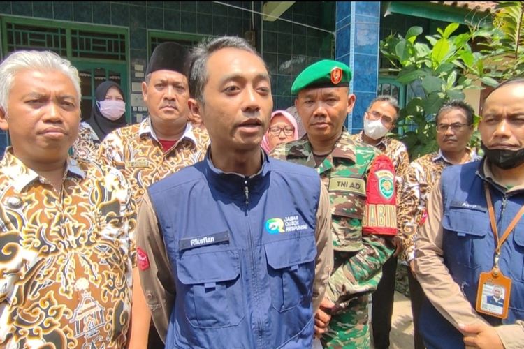 Tim Advokasi Jabar Quick Response memberikan bantuan Gubernur Jawa Barat kepada keluarga anak difabel korban perundungan, Kamis (22/9/2022).