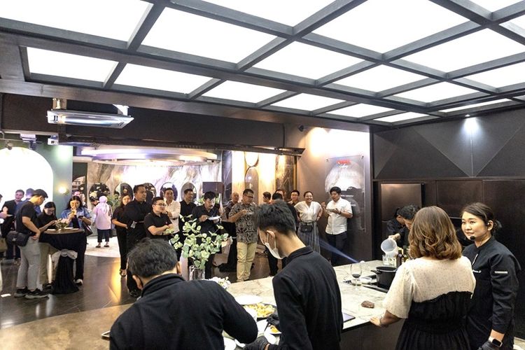 Konsep Yin Yang pada showroom Quadra Gallery Mangga Dua membantu pelanggan menemukan warna dan nuansa yang sesuai dengan proyek mereka. 