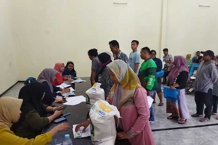 Bulog menyalurkan bantuan beras kepada ratusan penerima di Kantor Kelurahan Gadang, Kota Malang, Jawa Timur pada Rabu (15/11/2023).