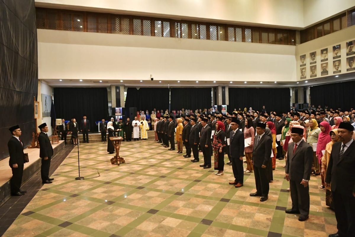 Sekretaris Jenderal (Sesjen) Kemendikbud Prof. Ainun Na?im melantik 11 pejabat eselon 2 dan 632 pejabat fungsional di lingkungan Kemendikbud (26/2/2020). 
