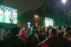 Rintik Hujan Tak Menyurutkan Semangat Suporter Timnas Nobar di Plaza Tenggara GBK