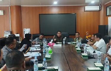 Rapat dengar pendapat antara komisi IV DPRD Medan dengan Dinas Sumber Daya Air Bina Marga dan Bina Konstruksi (SDABMBK) Medan, Dinas Lingkungan Hidup Medan dan Balai Wilayah Sungai Sumatera II di ruang rapat Komisi IV DPRD Medan, Senin (20/10/2025).