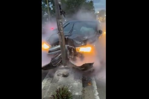 Tabrak Tiang Listrik di Parepare, Mobil Kadis Kominfo Sidrap Ringsek dan Terbakar