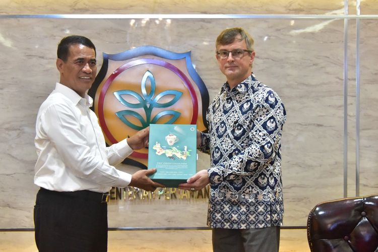 Menteri Pertanian (Mentan) Andi Amran Sulaiman bersama Duta Besar (Dubes) Ukraina untuk Indonesia Vasyl Hamianin saat bertemu untuk membahas kerja sama bilateral bidang pertanian di Kantor Pusat Kementan, Jakarta, Selasa (30/4/2024).