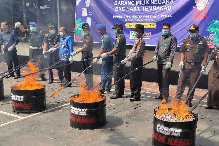 Wakil Wali Kota Tegal M. Jumadi bersama-sama aparat penegak hukum memusnahkan rokok ilegal di Kantor Bea Cukai Tegal, Selasa (3/12/2019)