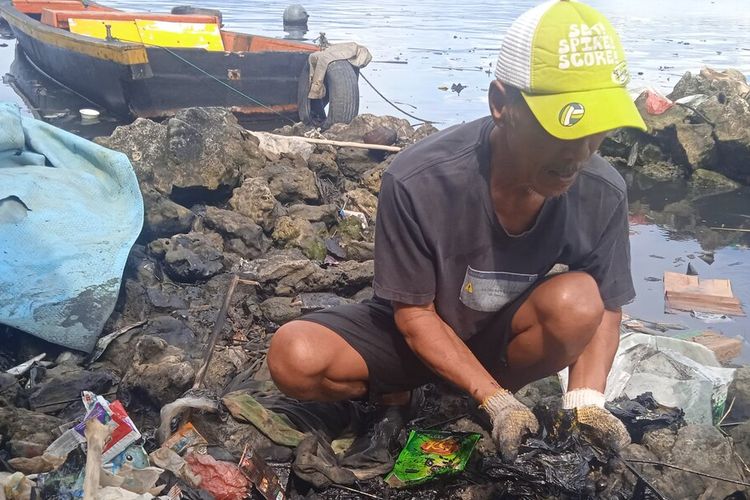 Kondisi di Pantai Panjang Selatan yang dicemari limbah diduga oli ataupun minyak.