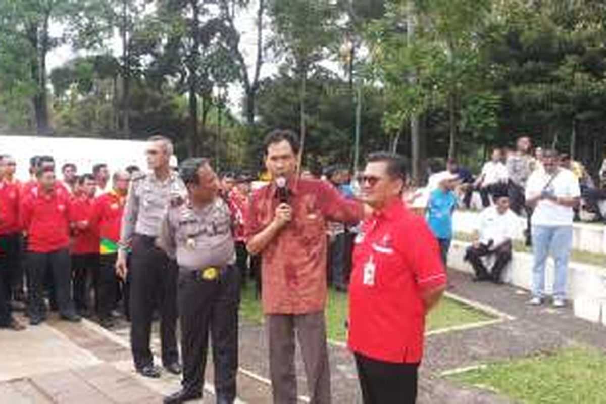 Petinggi organisasi kemasyarakatan Front Pembela Islam (FPI) Munarman saat berbicara di hadapan  para petugas kesehatan yang akan bertugas pada aksi 2 Desember, di Lapangan Monas, Kamis (1/12/2016). Ia datang sebagai perwakilan dari warga masyarakat yang akan melaksanakan aksi 2 Desember.