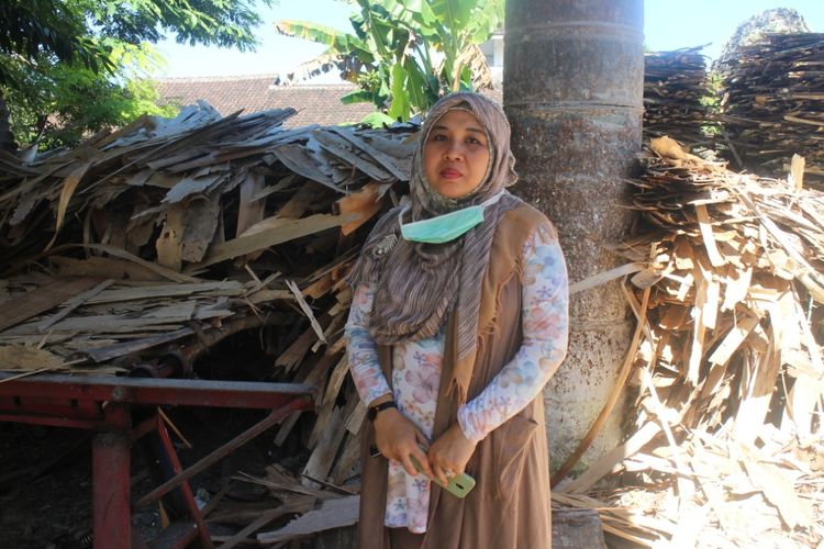 Sri Wahyuningsih, warga Dusun Krajan Desa Jambearum Kecamatan Puger yang menjadikan limbah pohon sengon bernilai ratusan juta 