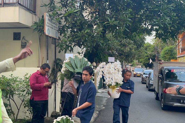 Suasana Rumah Duka Suami Najwa Shihab, Pelayat dan Karangan Bunga Berdatangan