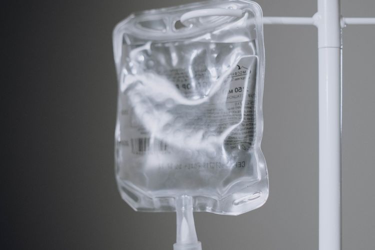 Ilustrasi cairan infus. Cairan infus yang belakangan ramai dipakai untuk wajah disebut-sebut bisa mengatasi jerawat, tetapi dokter kulit menegaskan belum ada bukti ilmiah bahwa NaCl mampu membunuh bakteri penyebab jerawat.