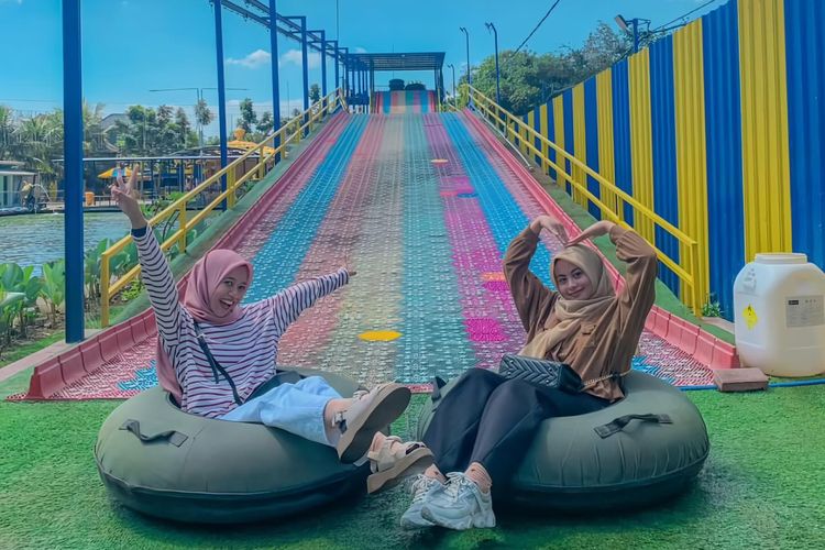 Ilustrasi rainbow slide di Blitar Park, Jawa Timur. 