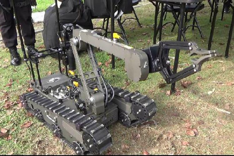 Robot penjinak bom yang disiagakan selama operasi ramadniya di Kota Pangkal Pinang, Kepulauan Bangka Belitung.