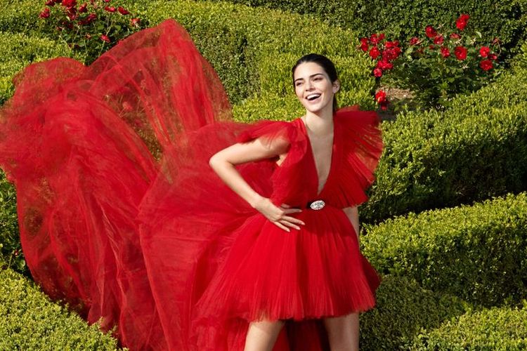 Kendall Jenner memulai debutnya dalam video kampanye mengenakan gaun tulle merah hasil kolaborasi tersebut, pada Mei lalu, di amfAR Gala.