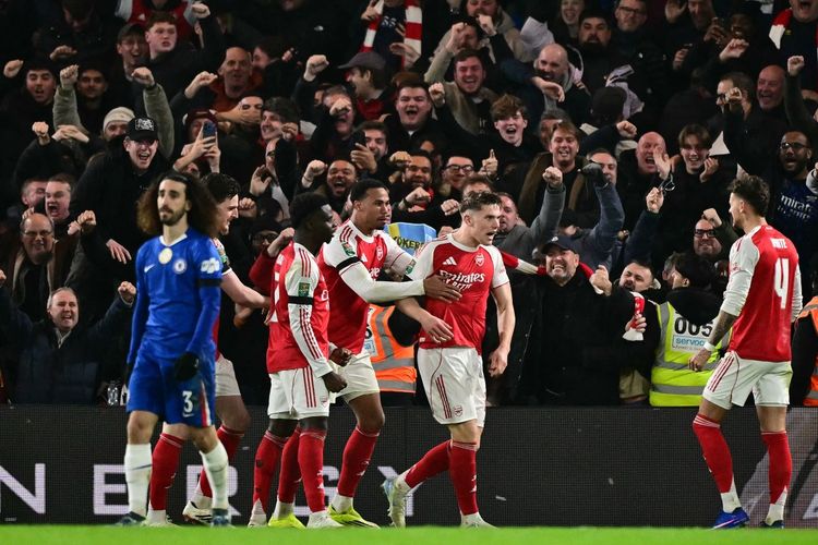 Viktor Gyokeres (tengah) merayakan gol kedua tim dalam pertandingan sepak bola leg pertama semifinal Piala Liga Inggris antara Chelsea vs Arsenal di Stamford Bridge, di London pada 14 Januari 2026. (Foto oleh Ben STANSALL / AFP) 