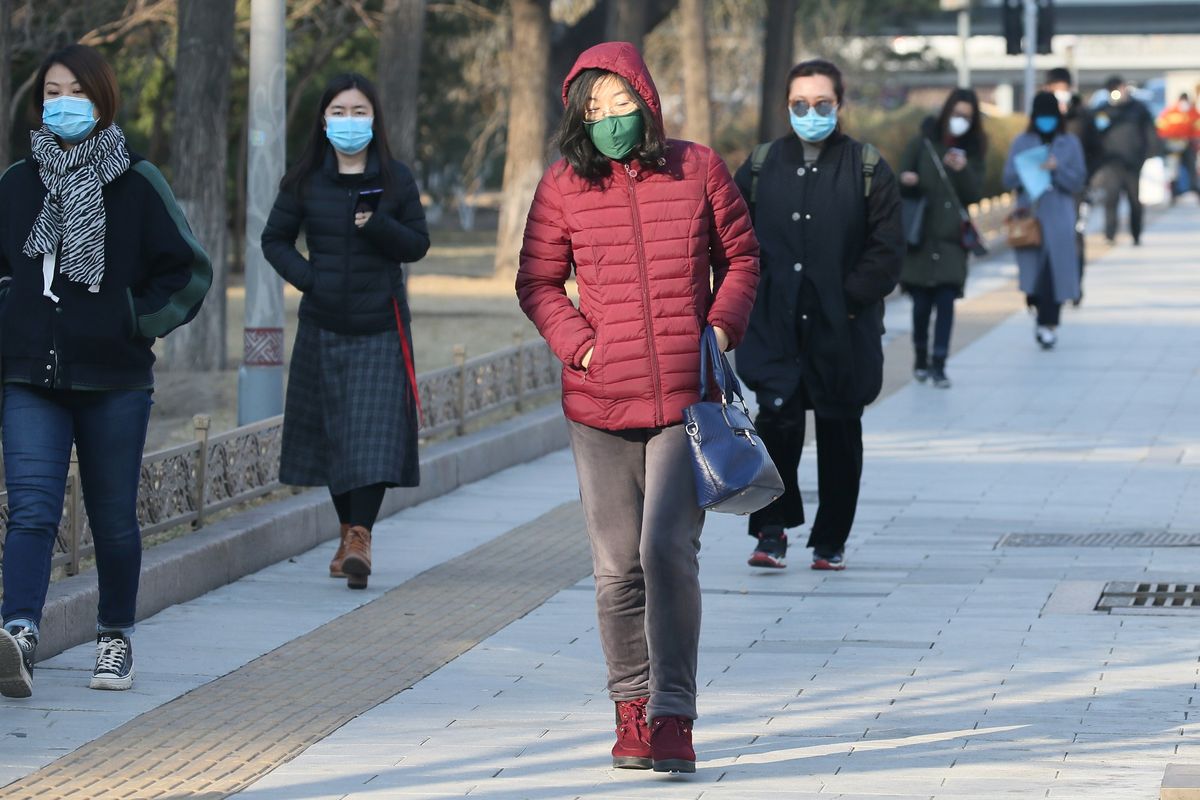 Orang-orang tetap melanjutkan aktivitas di Beijing, China, pada Kamis (5/3/2020), di tengah wabah virus corona yang melanda negara tersebut.