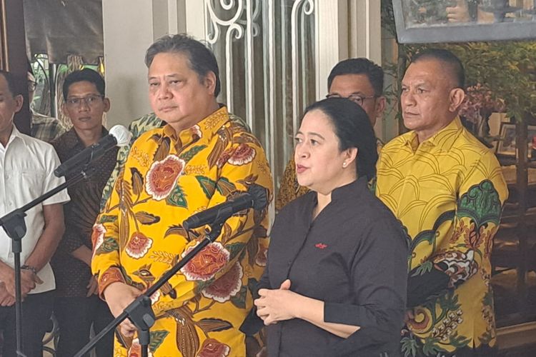 Ketua Umum Partai Golkar Airlangga Hartarto dan Ketua DPP PDI-P Puan Maharani memberikan keterangan pers seusai pertemuan keduanya di kediaman Airlangga di kawasan Kebayoran Baru, Jakarta, Kamis (27/7/2023).