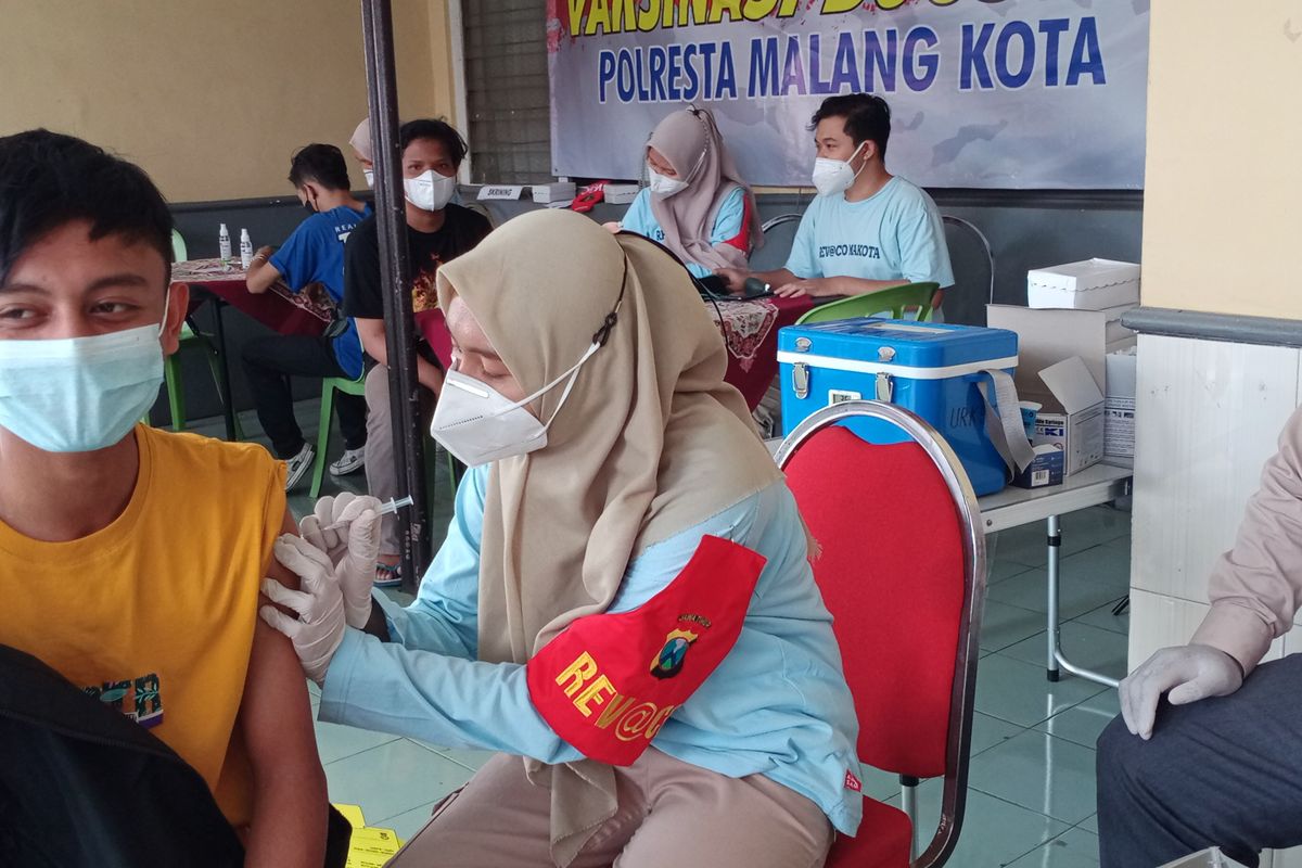 Jelang laga persahabatan antara Arema FC melawan PSIS Semarang, suporter Aremania mendatangi Klinik Polresta Malang Kota pada Kamis (19/5/2022) untuk melengkapi dosis vaksinasi Covid-19 sebagai syarat masuk ke stadion. 