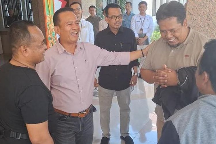 Wakil Bupati Madiun, dr Purnomo Hadi menyambut kedatangan 7 PMI di Graha Praja Mukti Pusat Pemerintahan Kabupaten Madiun, Rabu (3/9/2025). Ketujuh pekerja itu dipulangkan dari Guinea Ekuatorial, Afrika Tengah. 
