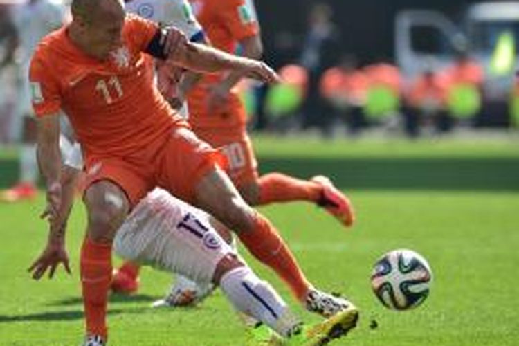 Penampilan gelandang tim nasional Belanda, Arjen Robben, saat melawan Cile, Senin (23/6/2014). 