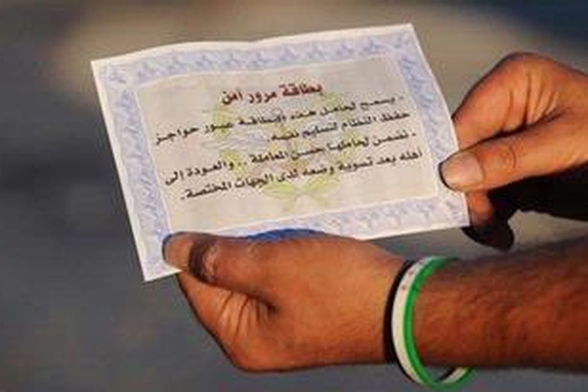 Selebaran yang dijatuhkan dari helikopter militer di Aleppo, Sabtu (18/8/2012), yang berisi desakan agar warga tidak menampung para pemberontak dan peringatan terakhir bagi Tentara Pembebasan Suriah (FSA) untuk menyerah. 