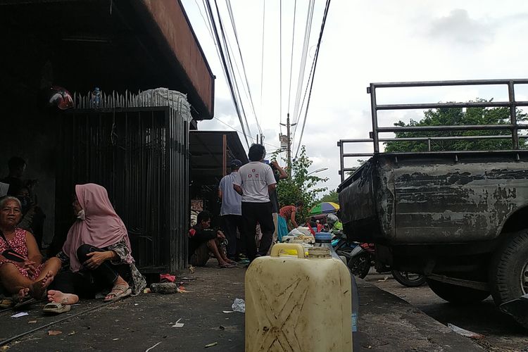 Warga sekitar Kota Semarang rela antre untuk dapatkan minyak goreng curah