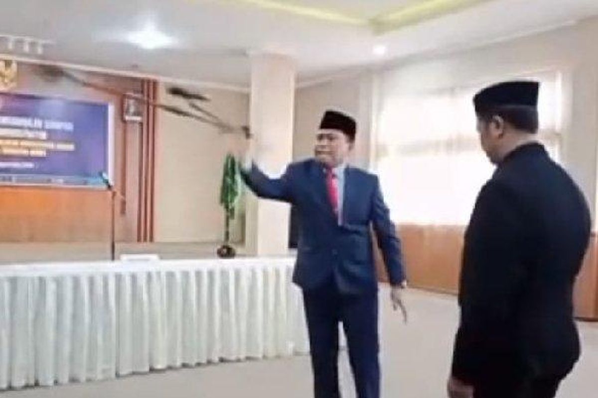 Tangkapan layar detik-detik Kepala Kanwil Kemenag NTB, Zamroi Aziz saat melempar stand mik di acara pelantikan. 