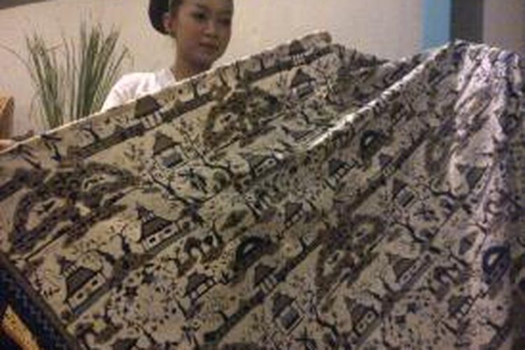 Batik Keraton Cirebon yang dipamerkan di Pameran yang digelar di Malang, Jawa Timur. Minggu (13/4/2014).