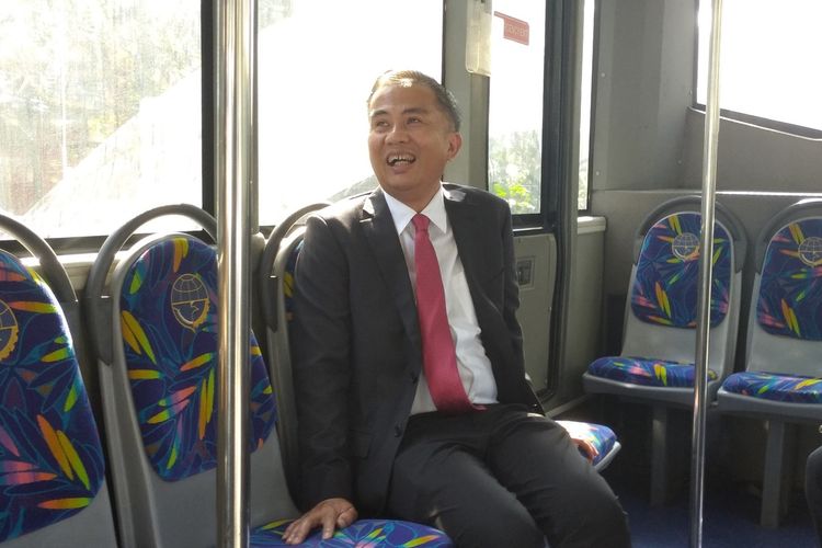 Pj Gubernur Jabar Bey Machmudin saat naik Bus Trans Metro Bandung (TMB) dari Jalan Riau menuju kantor BI Jabar di Jalan Braga, Kota Bandung, Jawa Barat, Jumat (26/4/2024).