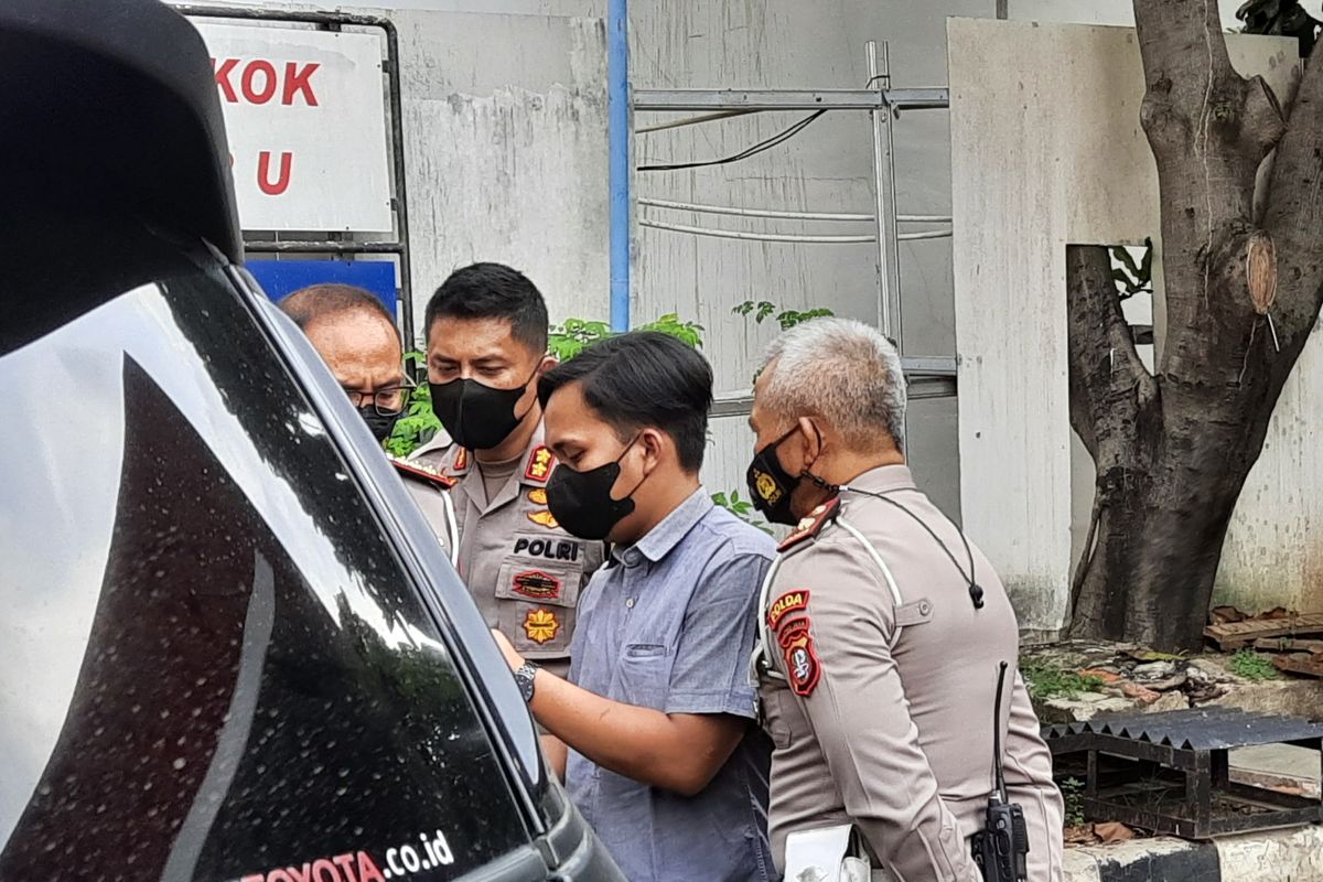 Polisi menyebutkan AS (baju abu-abu), tersangka tabrak lari di Jalan Tentara Pelajar, Grogol Utara, Kebayoran Lama, Jakarta Selatan, Jumat (20/8/2021), itu awalnya sedang keluar mencari makan.