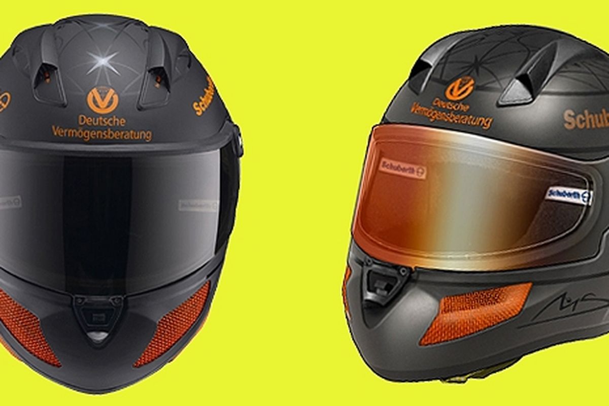 Helm yang diciptakan Schumi oleh Schuberth berbahan karbon.