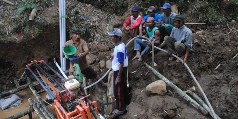 Warga Dusun Ngepoh, Desa Banyusidi, Kecamatan Pakis, Kabupaten Magelang yang terletak di lereng Gunung Merbabu terpaksa mengebor tebing untuk mendapatkan air bersih.