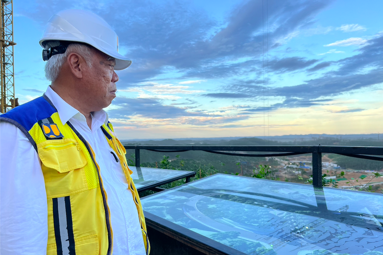 Menteri Pekerjaan Umum dan Perumahan Rakyat (PUPR) Basuki Hadimuljono tengah meninjau pembangunan Kawasan Istana Presiden di KIPP Ibu Kota Nusantara (IKN)