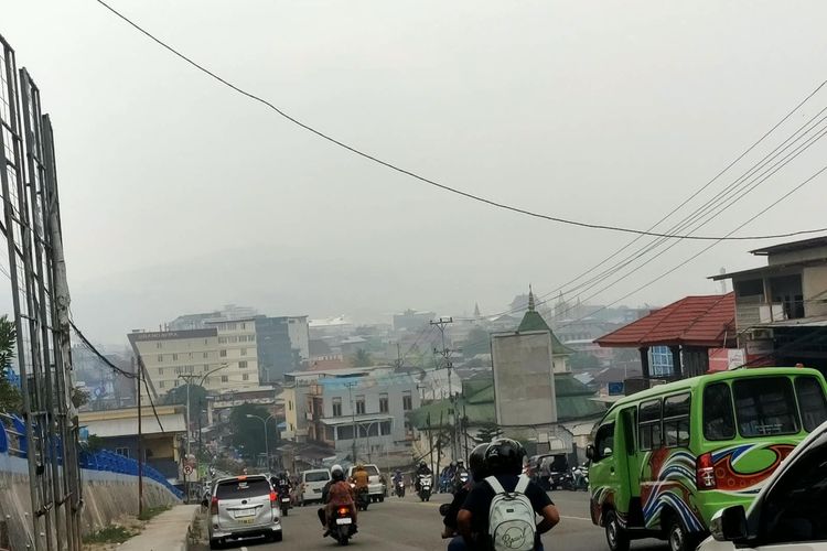 Kabut Asap di Ambon Semakin Pekat, Warga Diimbau Gunakan Masker