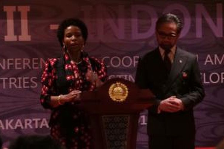 Menteri Luar Negeri Afrika Selatan Maite Nkoana-Mashabane dan Menteri Luar Negeri RI Marty Natalegawa.