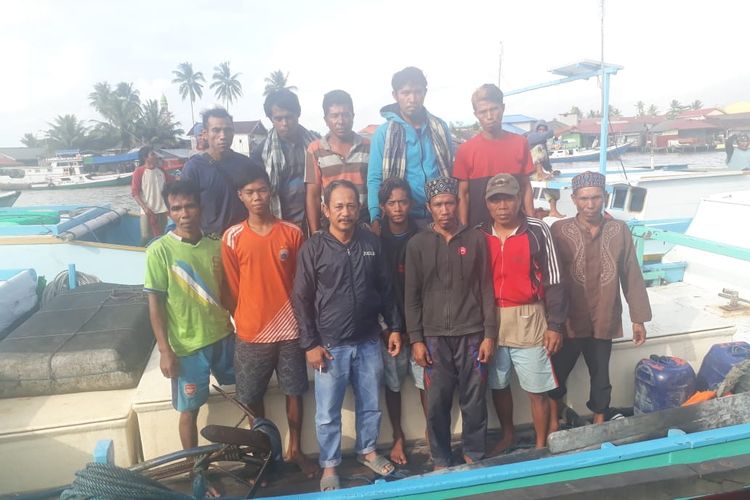 11 ABK KM Aviat Samudera yang berhasil diselamatkan nelayan Balikpapan setelah kapal yang mereka tumpangi tenggelam di Selat Makassar akibat dihantam ombak tinggi.