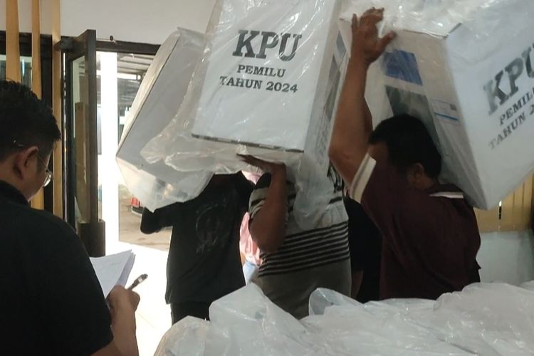 Sejumlah petugas KPU mulai mendistribusikan logistik dari gudang KPU ke gudang PPK Kejaksan Kota Cirebon, Kamis (8/2/2024).