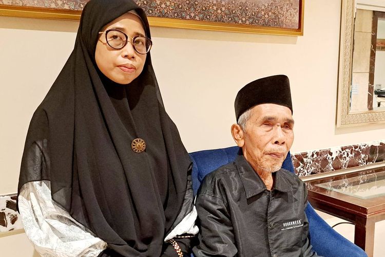 Suroso (84) jemaah haji tunanetra asal Kebumen, Jawa Tengah, ditemani putrinya Sukanti (42) menunaikan ibadah haji ke tanah suci.