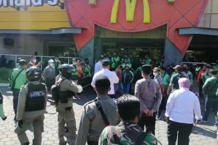 Kepala Satpol PP Kota Surabaya Eddy Christijanto membubarkan kerumunan di gerai McDonald's di Plaza Marina, Surabaya, Rabu (9/6/2021).