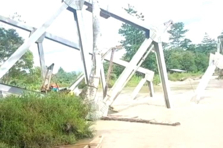 Jembatan rangka baja di kali Miyof penghubung Teluk Bintuni dan 6 Distrik Roboh