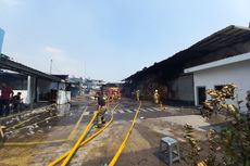 Kebakaran Pabrik Sendal di Kapuk Muara, Sudah 9 Jam Damkar Lakukan Pendinginan