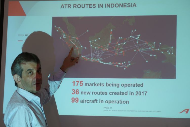 Airline Marketing Manager ATR, Pierre-Marie Putard menunjukkan rute-rute baru yang diterbangi pesawat ATR di Indonesia.