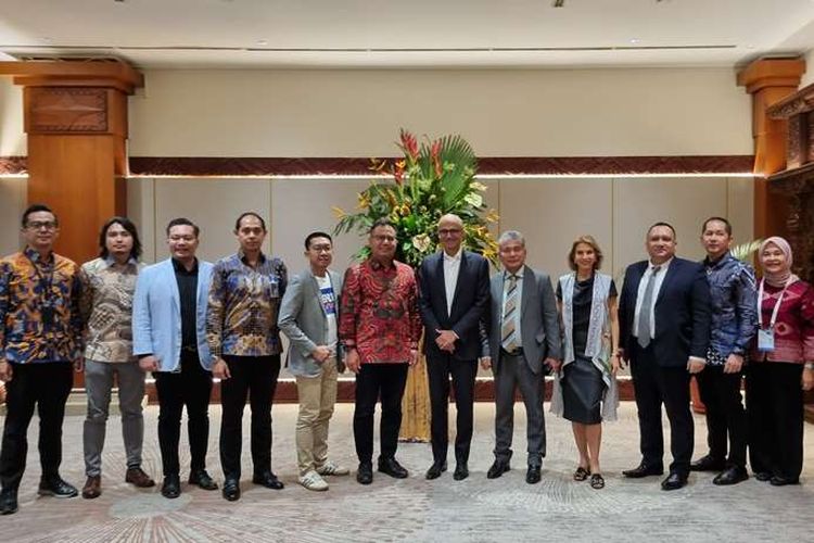 Dirut BRI Sunarso bersama jajaran BRI berfoto dengan CEO Microsoft Satya Nadella bersama jajarannya di Jakarta Convention Center, Jakarta, Selasa (30/4/2024). 