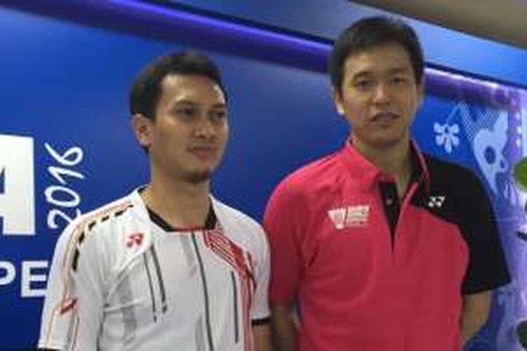 Pemain ganda putra Indonesia, Mohammad Ahsan (kiri) dan Hendra Setiawan berpose pada konferensi pers usai pertandingan babak kedua BCA Indonesia Open Superseries Premiere 2016, yang berlangsug di Istora Gelora Bung Karno, Senayan, Jakarta, Kamis (2/6/2016).