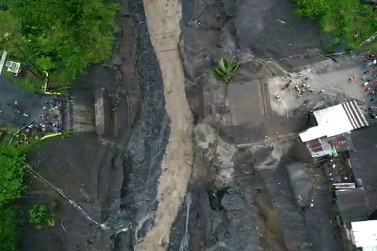 Kondisi  Jembatan Kali Glidik II Lumajang yang putus akibat banjir bandang pada Jumat (07/07/2023) lalu.