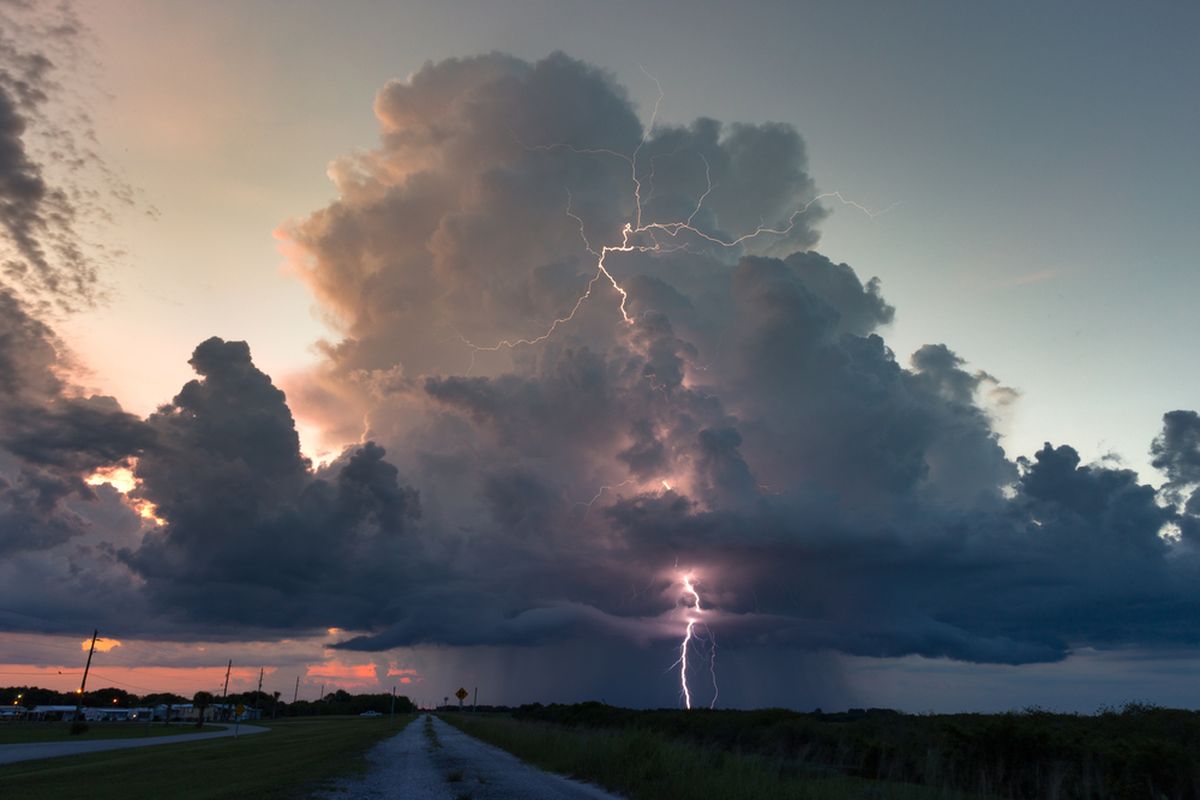 Gambar awan cumulonimbus. Awan cumulonimbus adalah awan yang mengandung banyak air dan petir, menyebabkan hujan deras dan bisa memicu angin puting beliung hingga tornado.