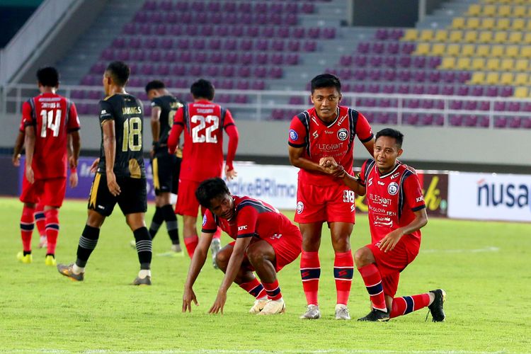 Pemain Arema FC Evan Dimas seusai menjebol gawang Dewa United FC saat pertandingan pekan ke-12 Liga 1 2022-2023 yang berakhir dengan skor 0-2 di Stadion Manahan Solo, Rabu (7/12/2022) sore.