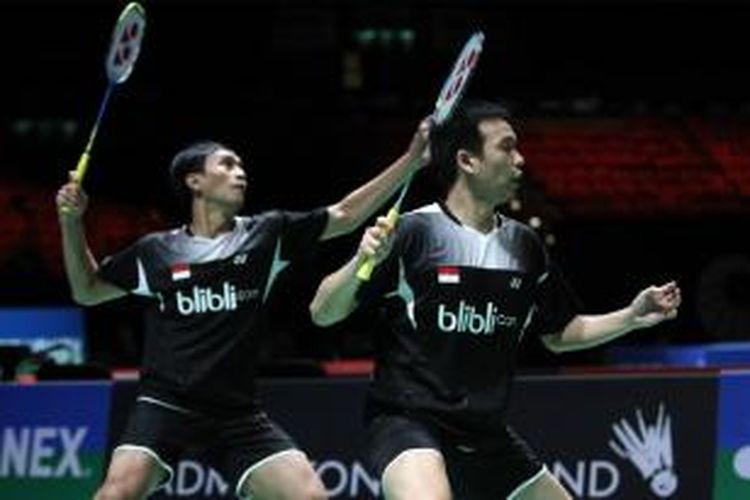 Ganda putra Indonesia Mohammad Ahsan/Hendra Setiawan bersiap menghadapi serangan ganda China, Fu Haifeng/Zhang Nan, pada babak perempat final All England yang berlangsung di National Indoor Arena, Jumat (7/3/2014). Ahsan/Hendra menang 23-21, 22-20.