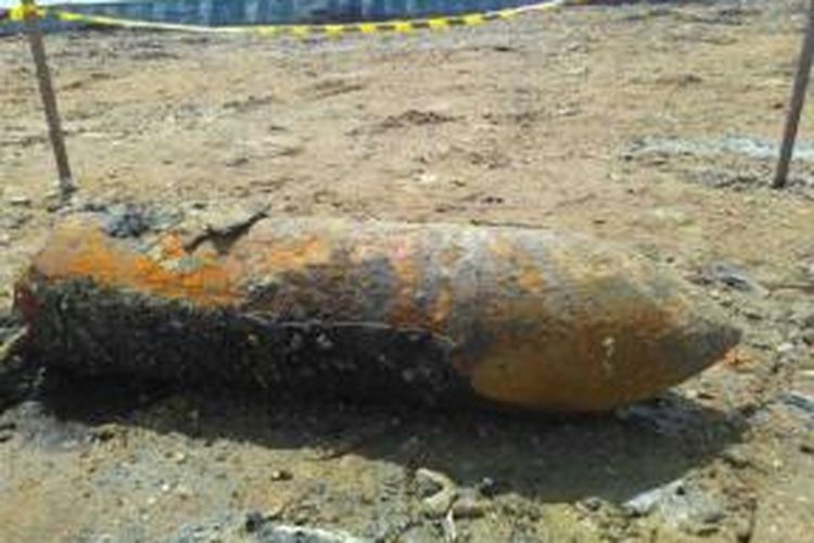 Bom sisa peninggalan perang dunia ke II ditemukan pekerja proyek pembangunan jembatan Bahteramas di Teluk Kendari