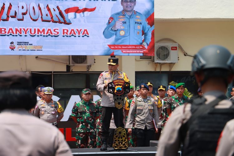 Kapolda Jawa Tengah Irjen Ahmad Luthfi memimpin apel pengamanan pemilu di Mapolresta Cilacap, Senin (23/10/2023).